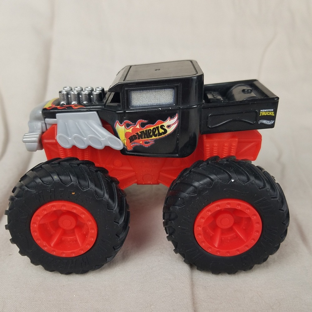 Hot Wheels Monster Truck Bone Shaker Kids Black Red Excellent Skull Flame 1:43
